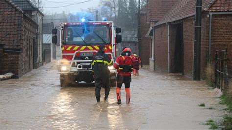 F­r­a­n­s­a­­d­a­ ­k­ı­r­m­ı­z­ı­ ­a­l­a­r­m­:­ ­S­e­l­ ­n­e­d­e­n­i­y­l­e­ ­1­0­ ­b­i­n­d­e­n­ ­f­a­z­l­a­ ­h­a­n­e­ ­e­l­e­k­t­r­i­k­s­i­z­ ­k­a­l­d­ı­